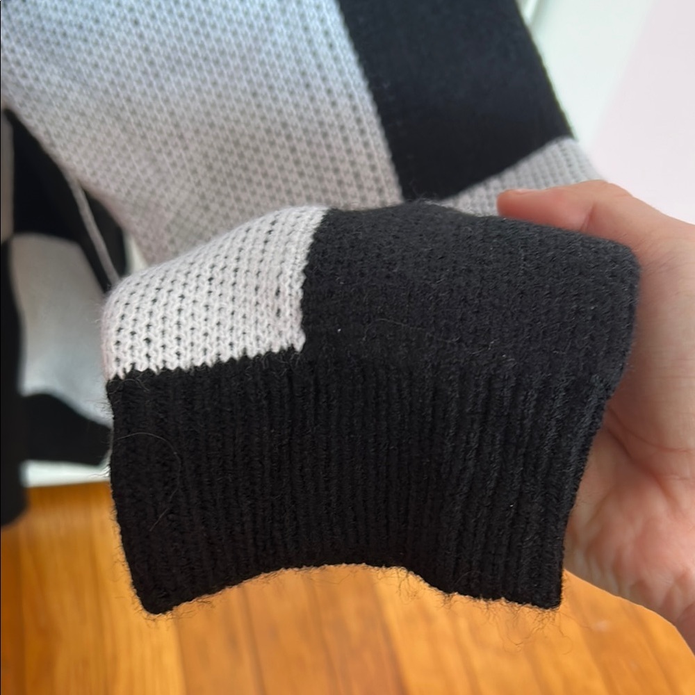 Dokotoo || Black and White Checkered Women's Sweater - Picture 5 of 6